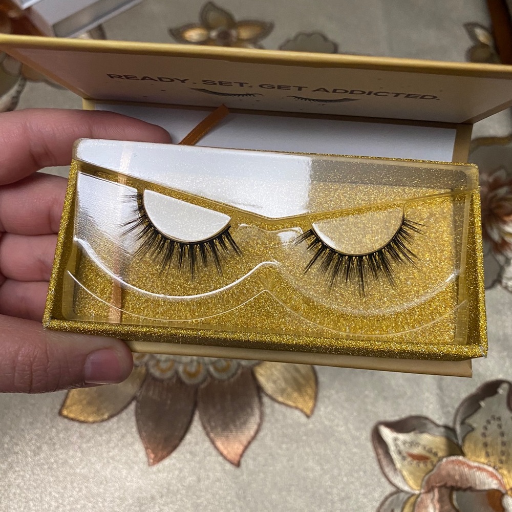 Lashes - Picture 2 of 5